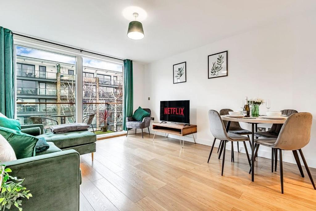 Stylish With Free Parking And Canal Views Apartament