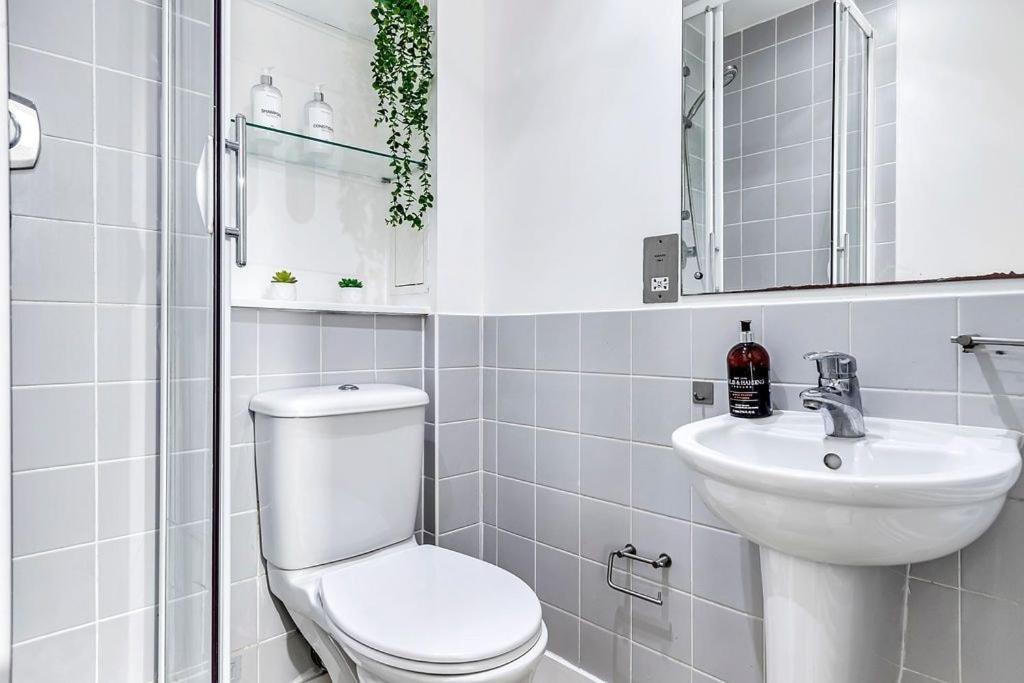 Stylish With Free Parking And Canal Views Apartament