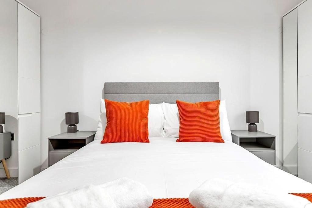 Stylish With Free Parking And Canal Views * Londra